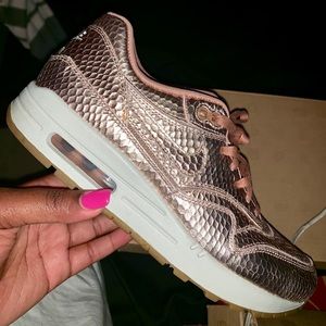 NIKE ROSE GOLD AIRMAX 1 CUT OUT PRM